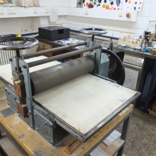 Das Bild zeigt eine Druckpresse